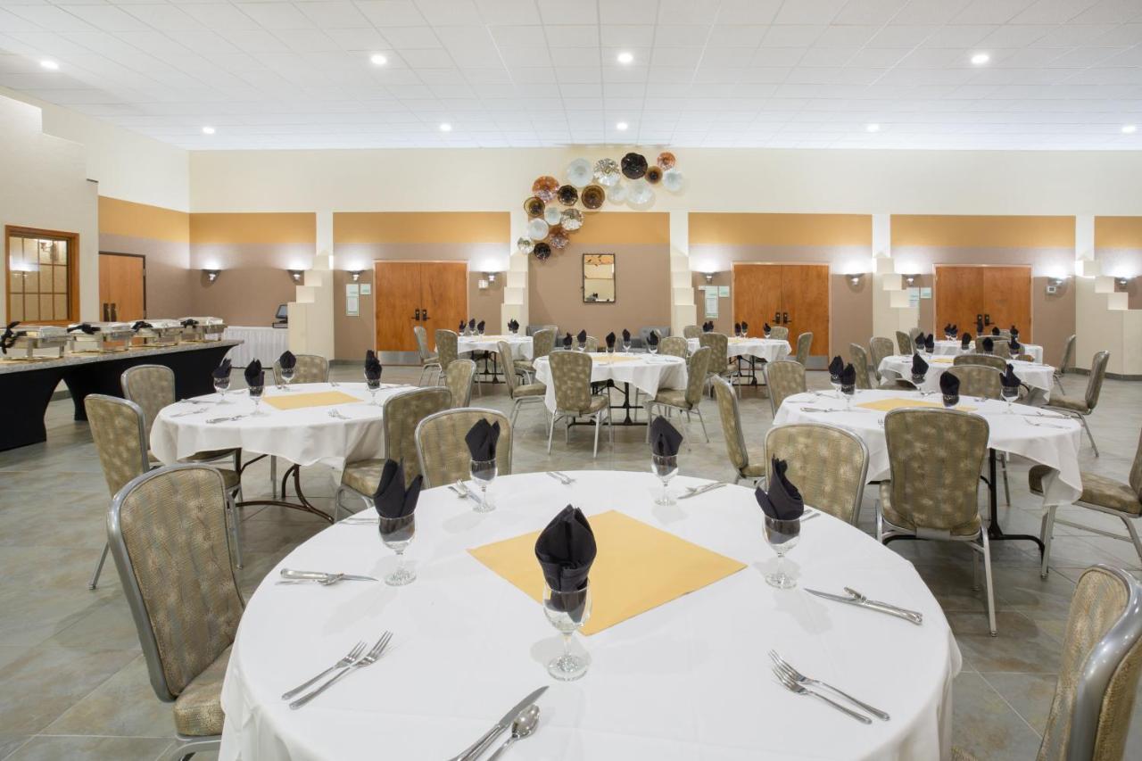 Holiday Inn Riverton-Convention Center By Ihg Exterior photo